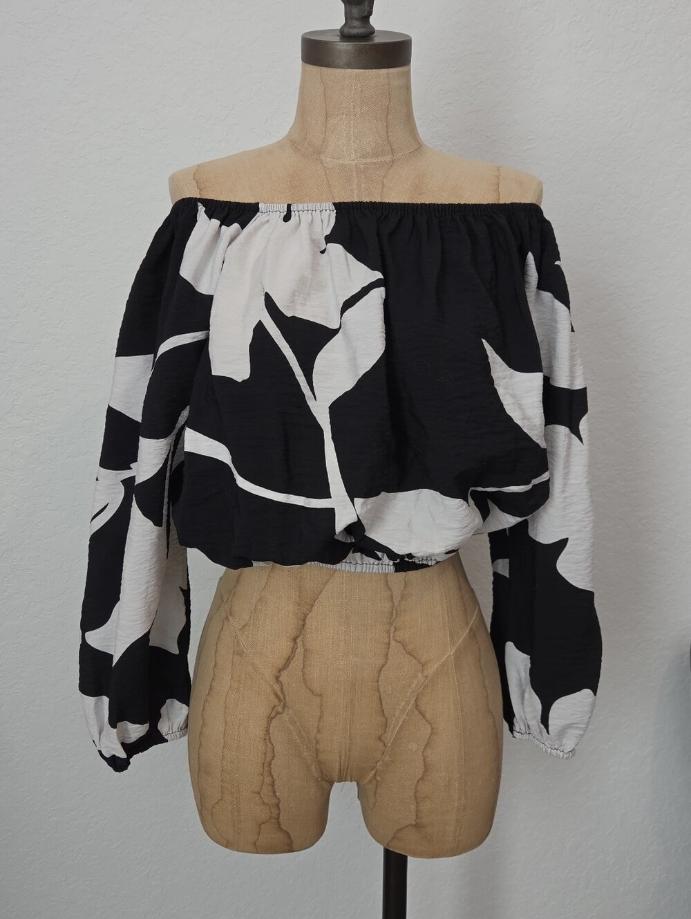 Nine West Black & White Off-Shoulder Floral Crop Top